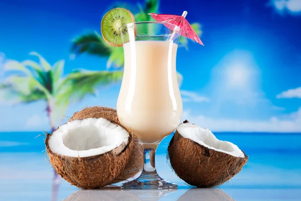 Tropical drinks on beach — Stock Photo, Image