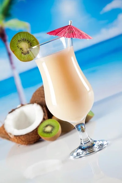 Tropical drinks on beach — Stock Photo, Image