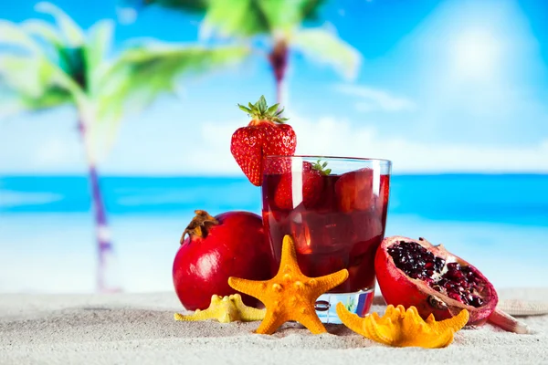 Bebidas tropicales en la playa —  Fotos de Stock