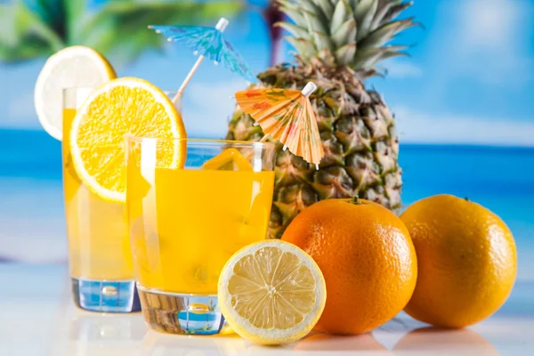 Bebidas tropicais na praia — Fotografia de Stock