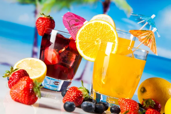 Bebidas tropicales en la playa —  Fotos de Stock