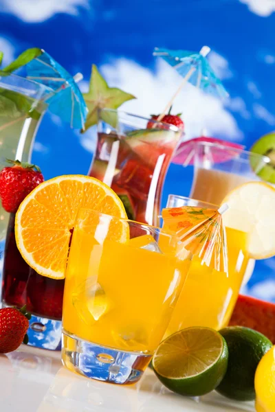 Tropiska drinkar på stranden — Stockfoto