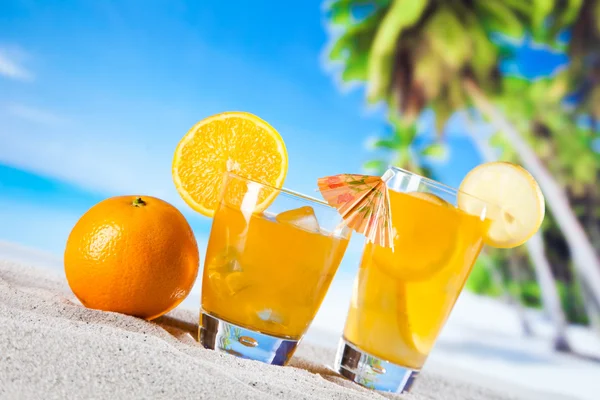 Bebidas tropicales en la playa —  Fotos de Stock