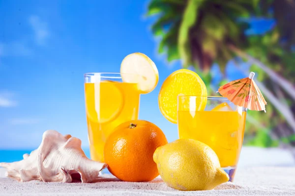 Tropical drinks on beach — Stock Photo, Image