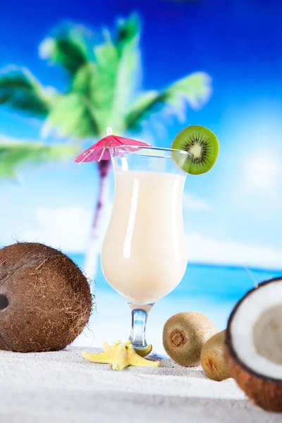 Tropické nápoje na pláži — Stock fotografie