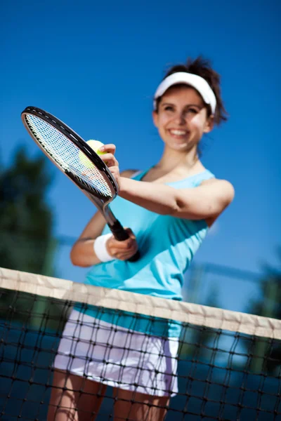 Vrouw met tennis — Stockfoto