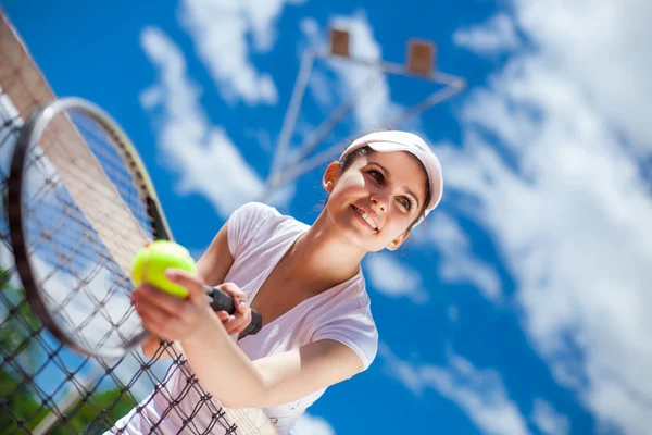 Vrouw met tennis — Stockfoto