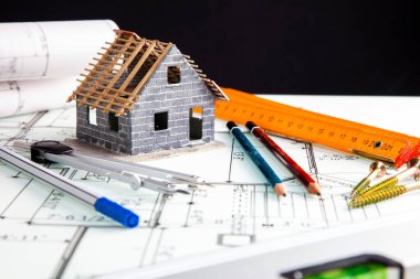 Ev inşaatı, bina planları ve aletler, bir renk örneğiyle birlikte. İnşaat