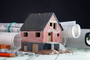 Ev inşaatı, bina planları ve aletler, bir renk örneğiyle birlikte. İnşaat