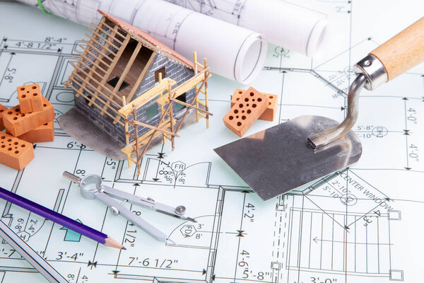 Строительство домов, строительные планы и инструменты, а также цветные часы. Строительство