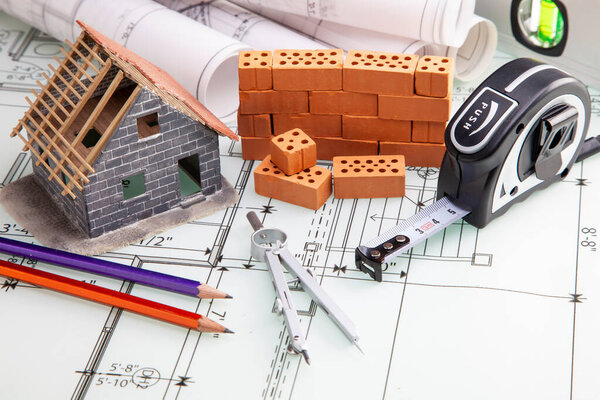 Строительство домов, строительные планы и инструменты, а также цветные часы. Строительство