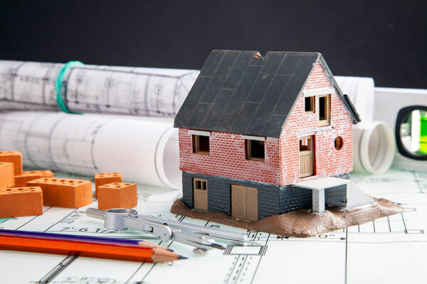 Строительство домов, строительные планы и инструменты, а также цветные часы. Строительство