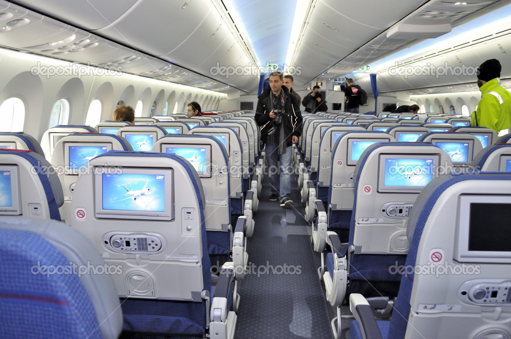 https://st.depositphotos.com/1006200/2992/i/950/depositphotos_29921665-stock-photo-boeing-787-dreamliner.jpg