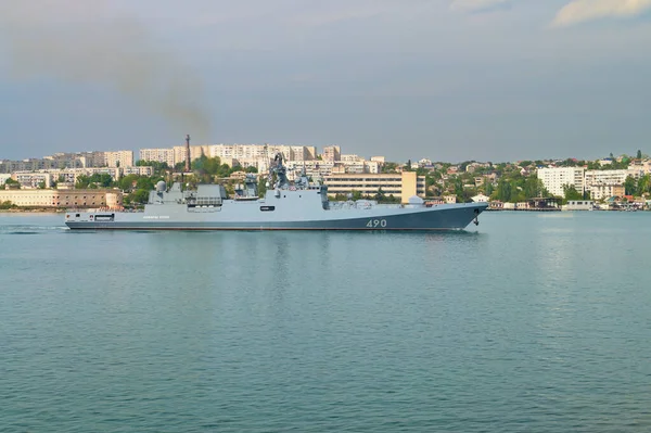 乌克兰塞瓦斯托波尔 Sevastopol 2019年5月14日 俄罗斯护卫舰埃森号 Admiral Essen 于2022年对乌克兰城市发动火箭袭击 2022年4月3日 舰只被乌克兰武装部队损坏 — 图库照片