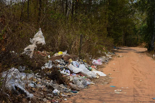 Plastik atıklar ve eski giysiler yolun kenarında bırakılmış. Gelişmekte Olan Ülkelerin Çevre Yönetimi Sorunları