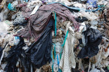 Kamu alanlarında biyolojik çözünebilir plastik atıkları birikiyor.