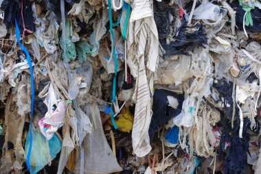 Kamu alanlarında biyolojik çözünebilir plastik atıkları birikiyor.