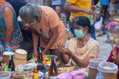 Kalasin, Tayland-25 Mayıs 2022: Doğu Kırsal Bölgesindeki çiftçiler. Kuzey Tayland 'da kutsal şeylere hürmet etmek Brahmin inanışlarına göre tatlı ve lezzetli yiyecek ve içkiyle. Daha fazla verimlilik talep etmek için.