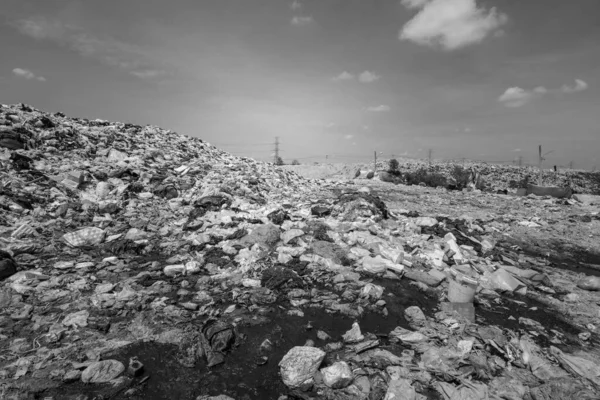 Foto Bianco Nero Montagna Rifiuti Mucchi Plastica Che Sono Difficili — Foto Stock