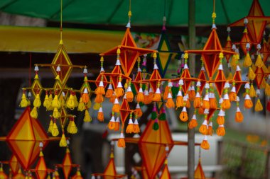 Festival binalarında seviyeler oluşturmak için renkli iplikler kullanılıyor.