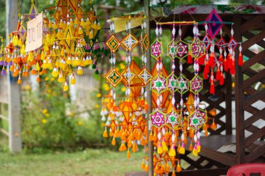 Festival binalarında seviyeler oluşturmak için renkli iplikler kullanılıyor.