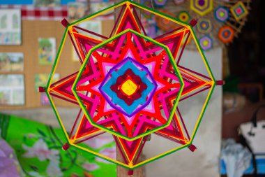 Festival binalarında seviyeler oluşturmak için renkli iplikler kullanılıyor.