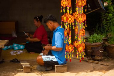 Festival binalarında seviyeler oluşturmak için renkli iplikler kullanılıyor.