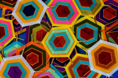 Festival binalarında seviyeler oluşturmak için renkli iplikler kullanılıyor.