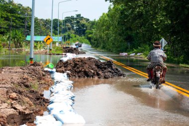 Mahasarakham, Tayland 15 Ekim 2022: Şiddetli yağmur ormanı aktı ve çiftçilerin evlerini ve tarlalarını sel bastı, hızlı hasara yol açtı.