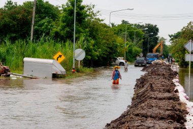 Mahasarakham, Tayland 15 Ekim 2022: Şiddetli yağmur ormanı aktı ve çiftçilerin evlerini ve tarlalarını sel bastı, hızlı hasara yol açtı.