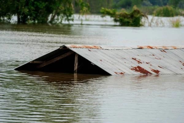 丛林流过 淹没了农民的房屋和田地 造成了迅速的破坏 — 图库照片