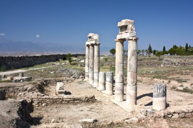 Antik hierapolis, şimdi pamukkale, Türkiye'de okulda kalıntıları