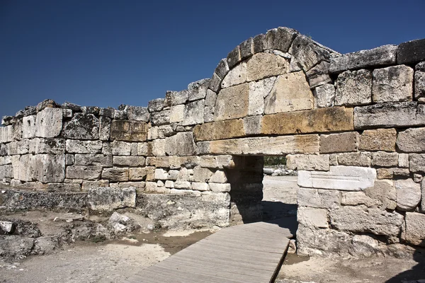 De poort van oude Hiërapolis, nu pamukkale, Turkije — Stockfoto