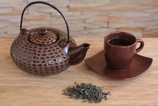 Tetera marrón y taza con té verde — Foto de Stock