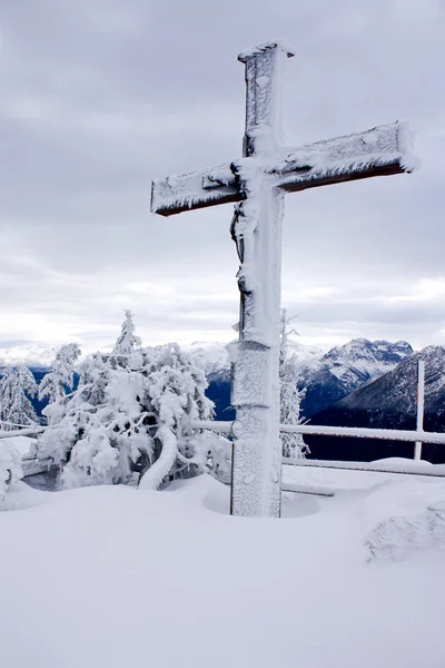 La cruz en la cima de una montaña —  Fotos de Stock