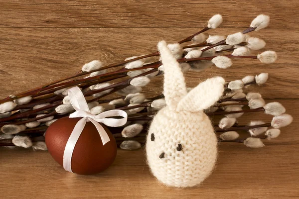 Huevos de Pascua y conejo sobre fondo de amentos — Foto de Stock