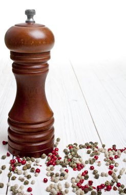 biber-değirmen beyaz zemin üzerine karabiber ile