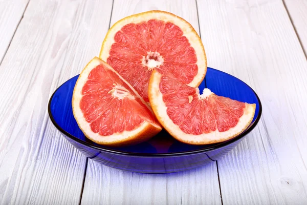 Grapefruit in a blue plate — Stock Photo, Image
