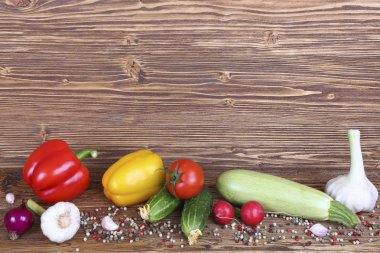 sebze ahşap zemin üzerinde bir dizi