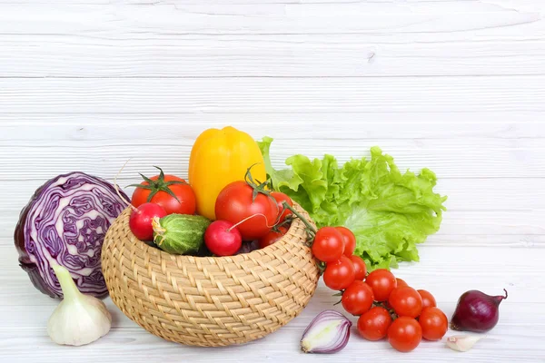 Légumes sur un fond en bois — Photo