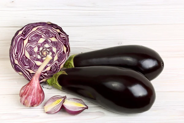 Fialová zelenina na bílém pozadí — Stock fotografie