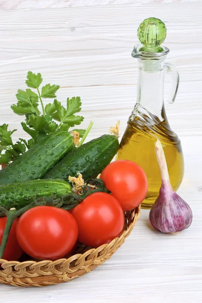 Légumes et une bouteille d'huile d'olive — Photo