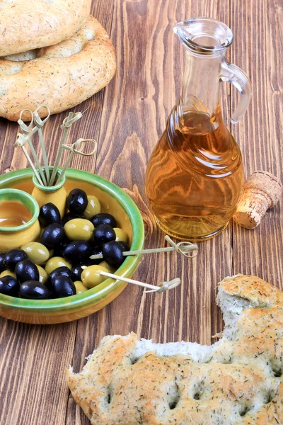 zeytin, ekmek ve zeytinyağı ile plaka