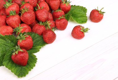 Beyaz ahşap arka planda çilekler