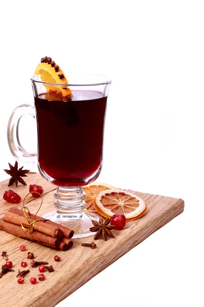 Verre de vin chaud et ingrédients sur une table en bois — Photo