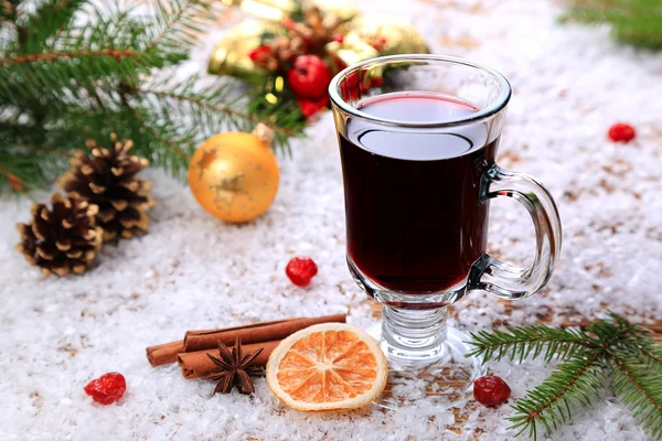 Vino rimuginato di Natale sulla neve — Foto Stock