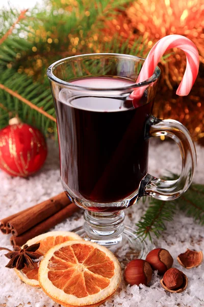 Vinho quente com vara de doces — Fotografia de Stock