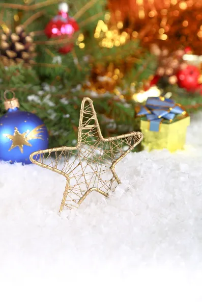 Composizione natalizia con neve e decorazione vintage — Foto Stock