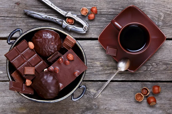 Vas med choklad, nötter och kaffe — Stockfoto