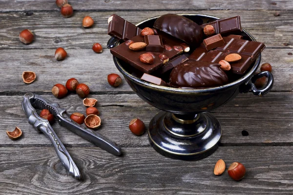 Wazon z czekolada, orzechami i dziadek do orzechów — Zdjęcie stockowe